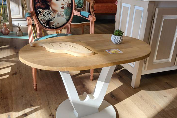 Table ovale design et fauteuil art déco dans un salon chaleureux celadeco toulouse
