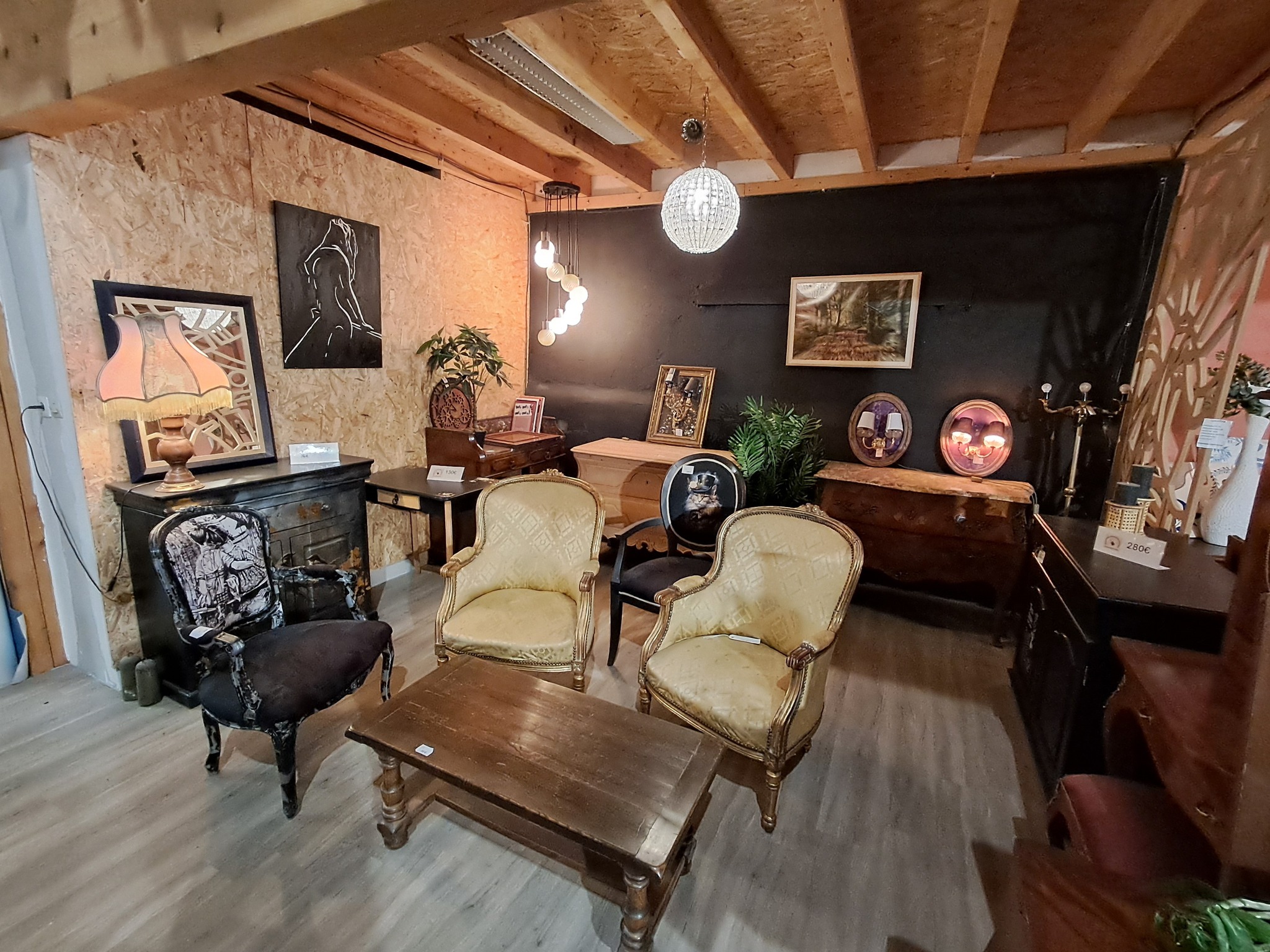 Salon rétro cosy avec fauteuils jaunes relookés par celadeco, décoration vintage chic à Toulouse