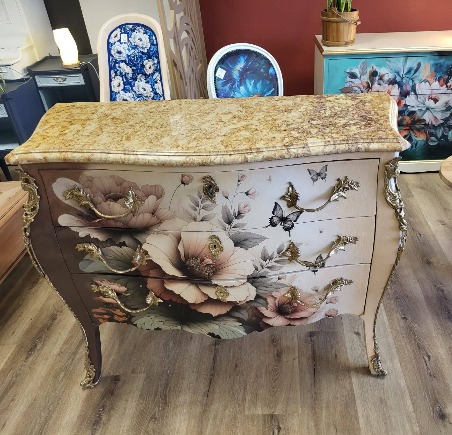 Commode rococo fleurie avec plateau marbre beige brun, relooking celadeco dans un intérieur chaleureux à Toulouse