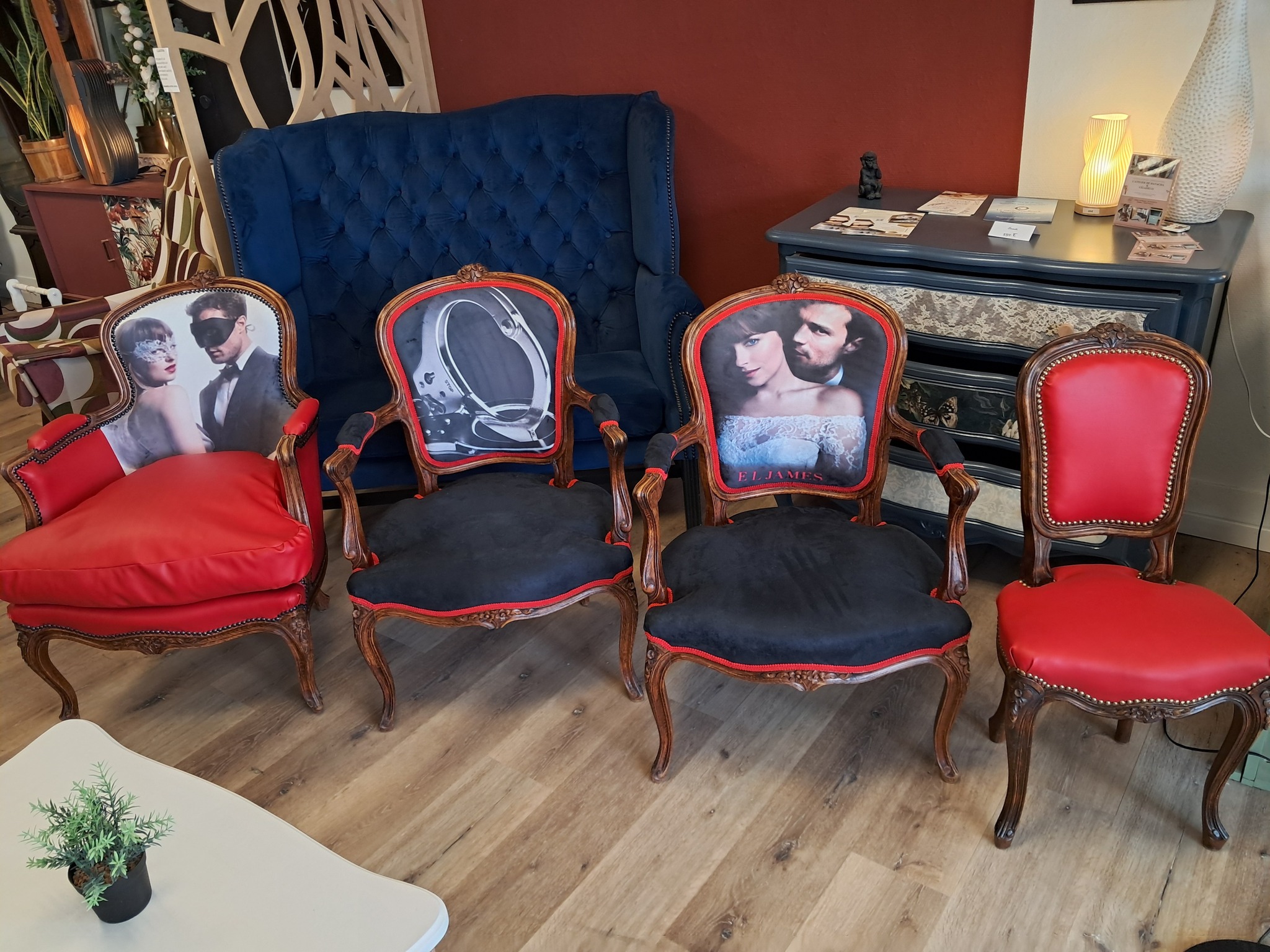 Fauteuils anciens personnalisés celadeco dans un salon moderne éclectique à Toulouse