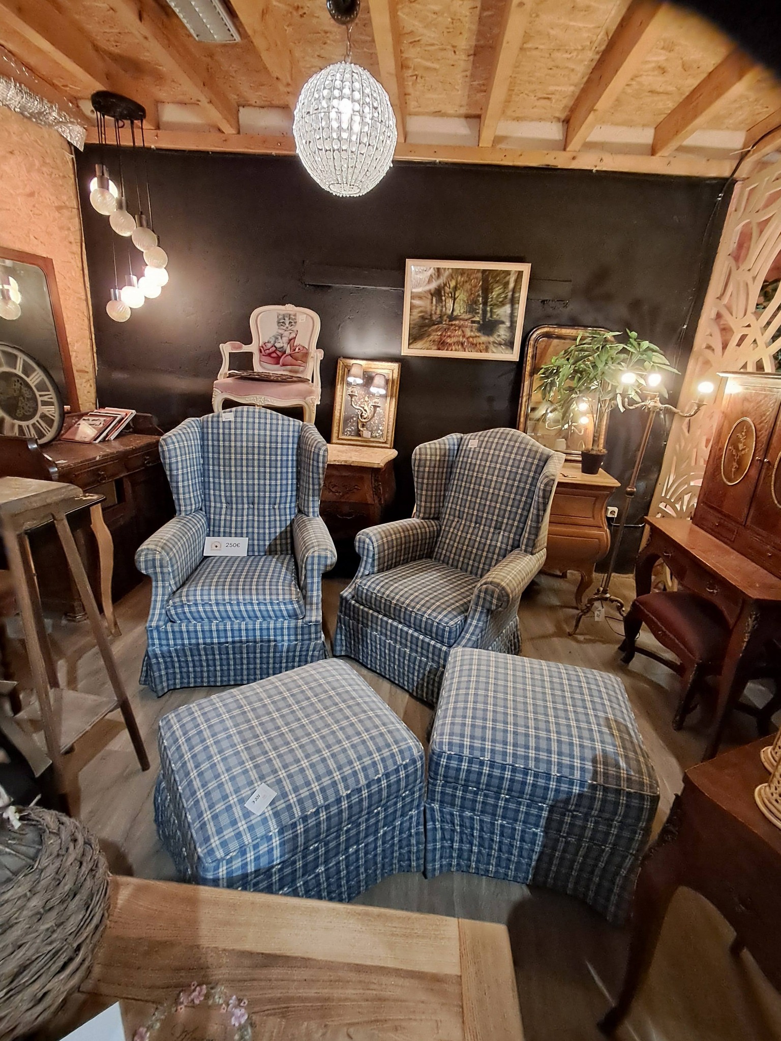Fauteuils vintage à carreaux bleu blanc chez celadeco, salon chaleureux à Toulouse, déco rétro et lumière tamisée