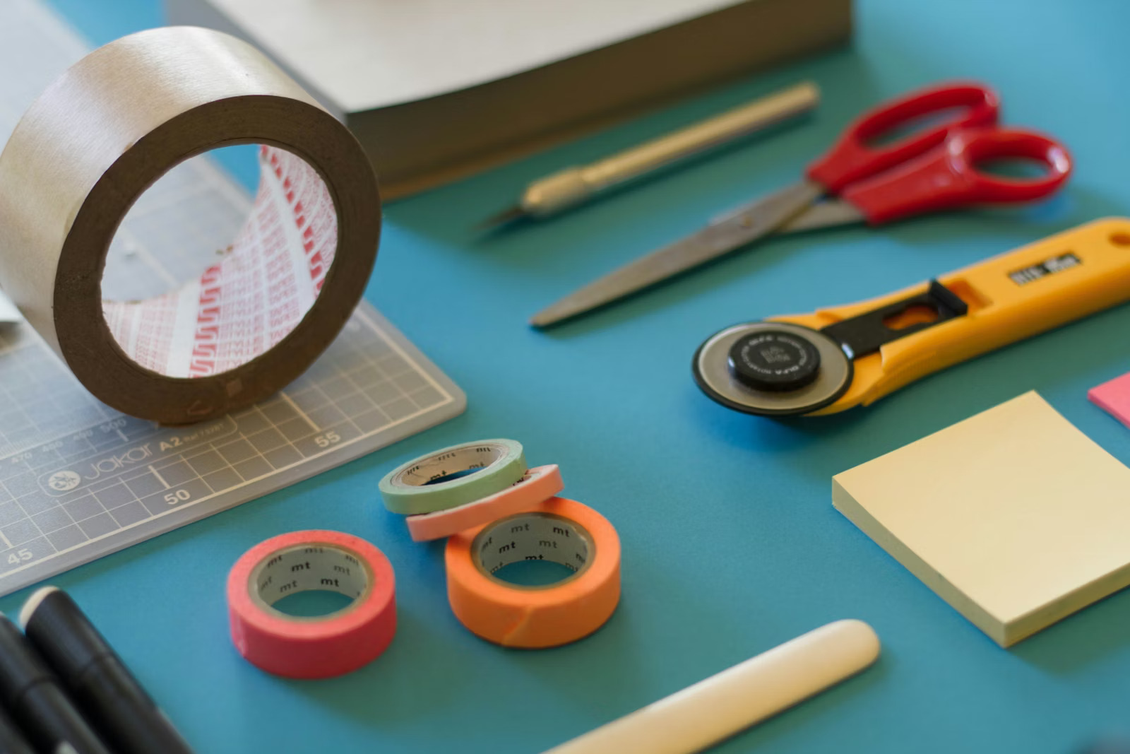 Fournitures créatives colorées pour atelier relooking celadeco à Toulouse sur fond bleu
