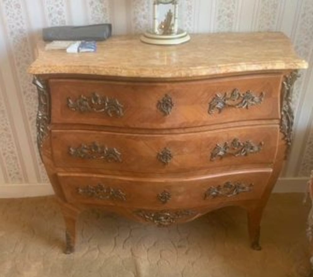 commode ancienne style Louis XV restaurée par celadeco dans un salon vintage à toulouse