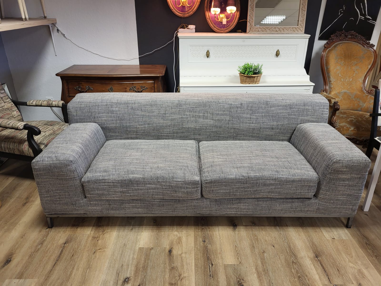Canapé moderne gris et mobilier ancien dans un salon éclectique par celadeco à toulouse