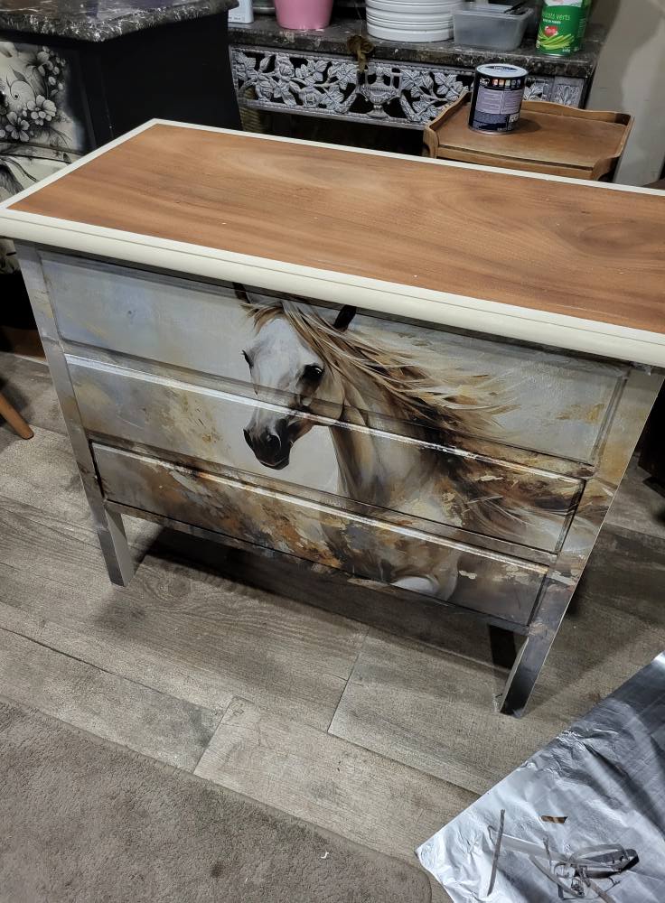 Commode relookée cheval blanc au galop dans l’atelier celadeco à Toulouse, customisation de meuble élégante
