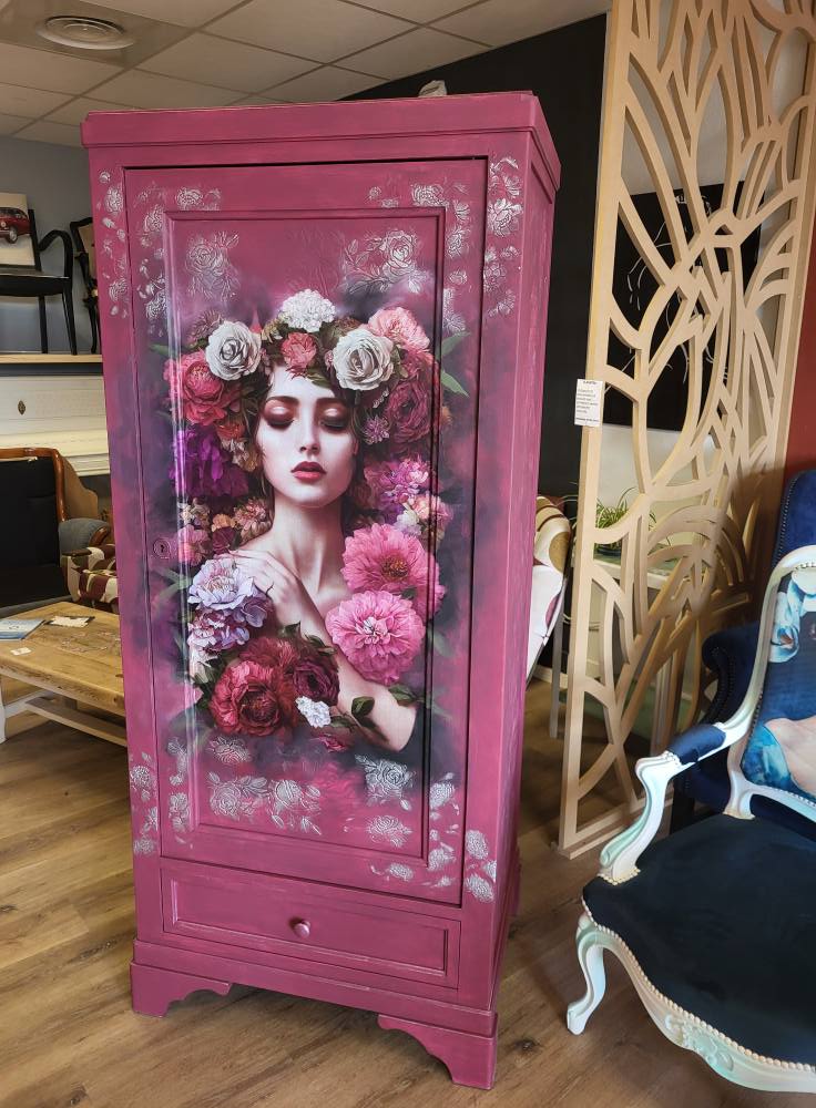 Armoire fuchsia florale avec portrait féminin artistique par celadeco dans un intérieur vintage chaleureux à Toulouse