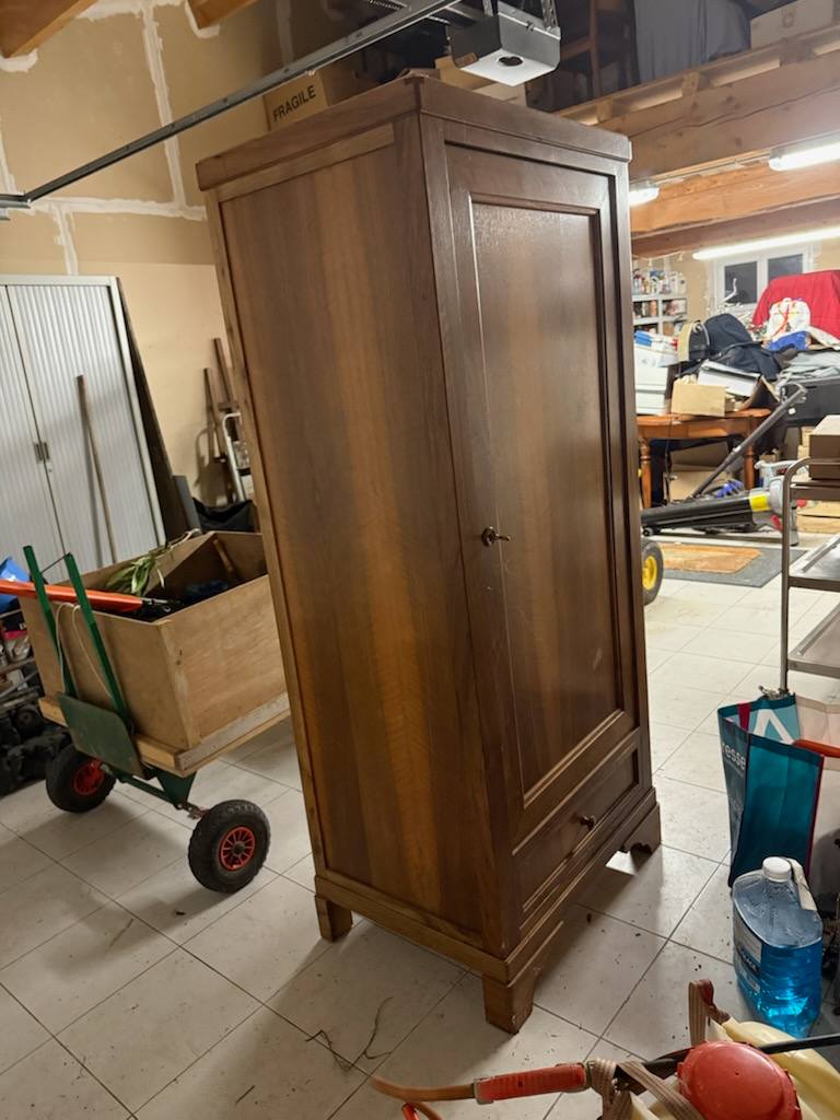 Armoire en bois une porte avec tiroir dans atelier celadeco à Toulouse, ambiance garage et rangement bricolage