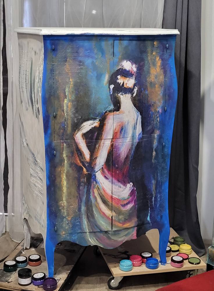 Armoire artistique celadeco à Toulouse avec silhouette féminine impressionniste et pots de peinture au sol
