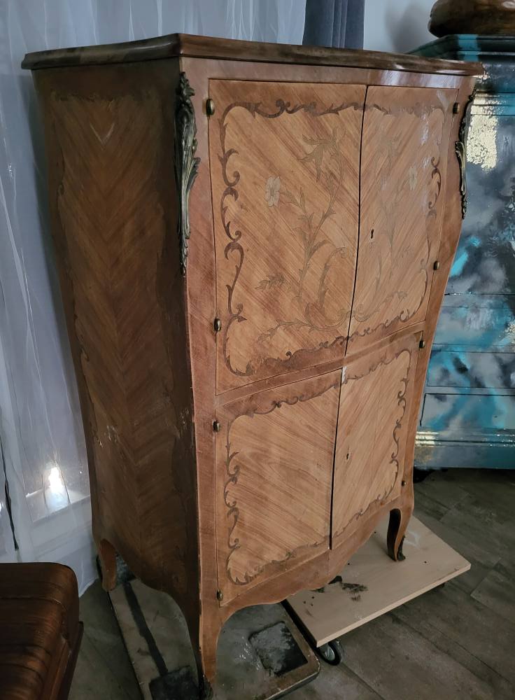 Buffet ancien marqueté en restauration chez celadeco, atelier de relooking mobilier à Toulouse