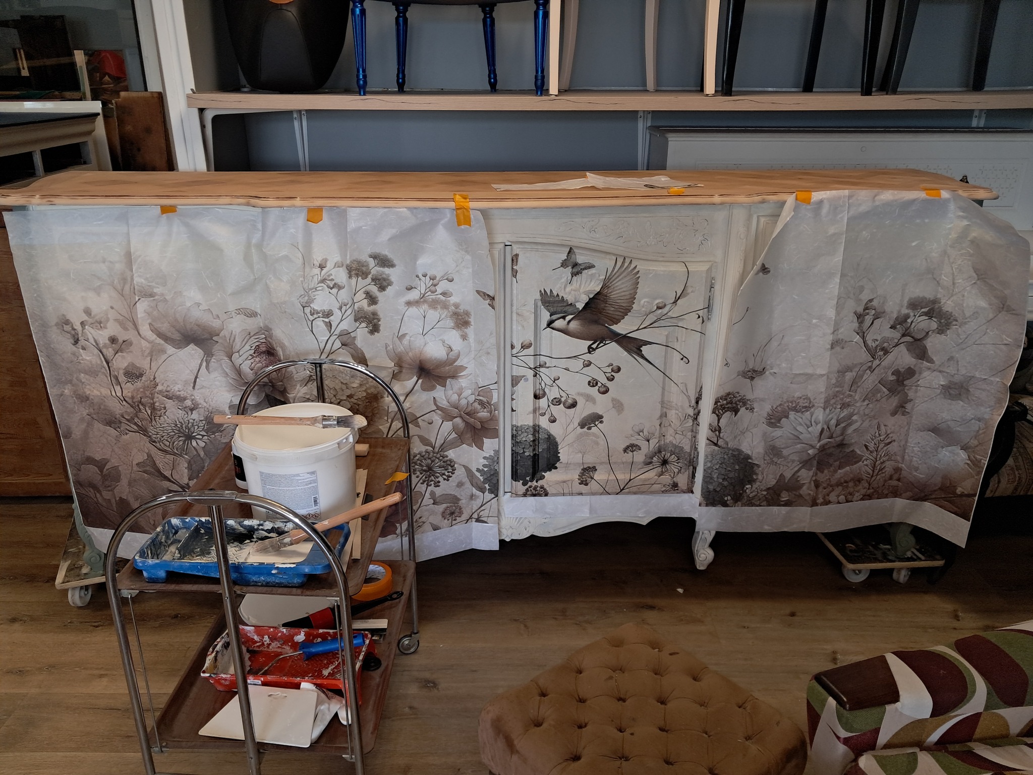 Relooking de buffet fleuri en atelier créatif celadeco à Toulouse avec outils de peinture