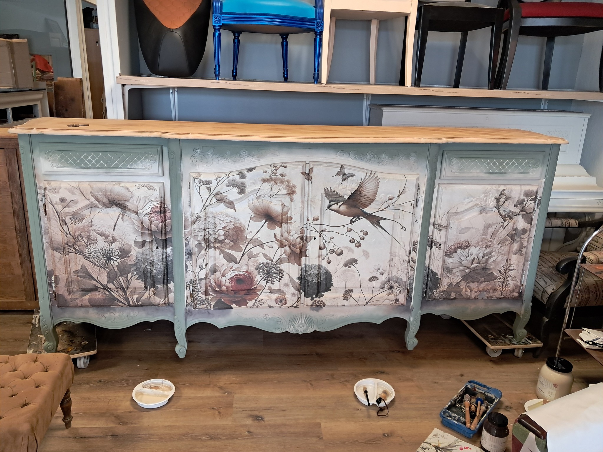 Buffet ancien vert pastel fleuri en rénovation dans l’atelier celadeco à Toulouse