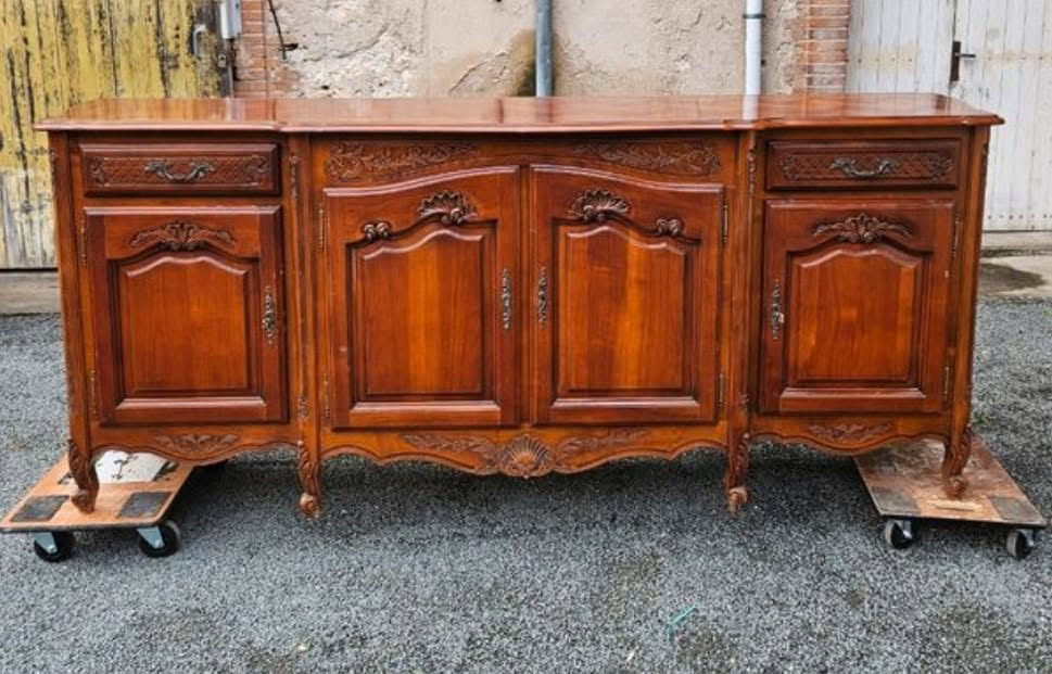 Buffet ancien en bois sculpté restauré par celadeco, style Louis XV, ambiance rustique à Toulouse