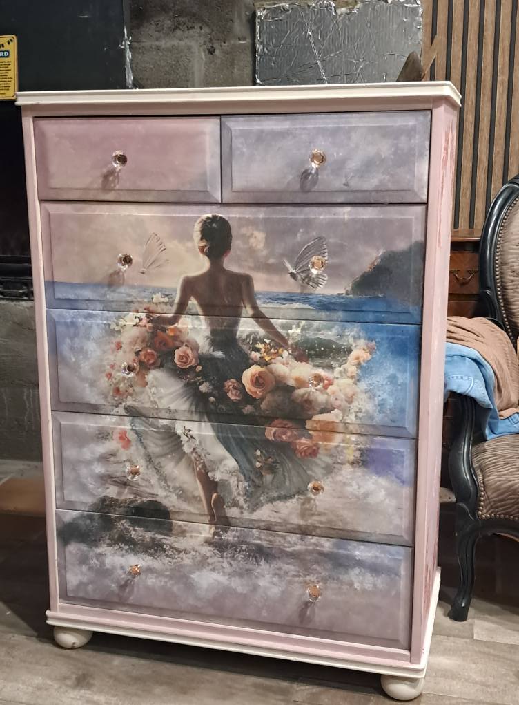 Commode artistique femme sur la plage, papillons et fleurs, création celadeco à toulouse