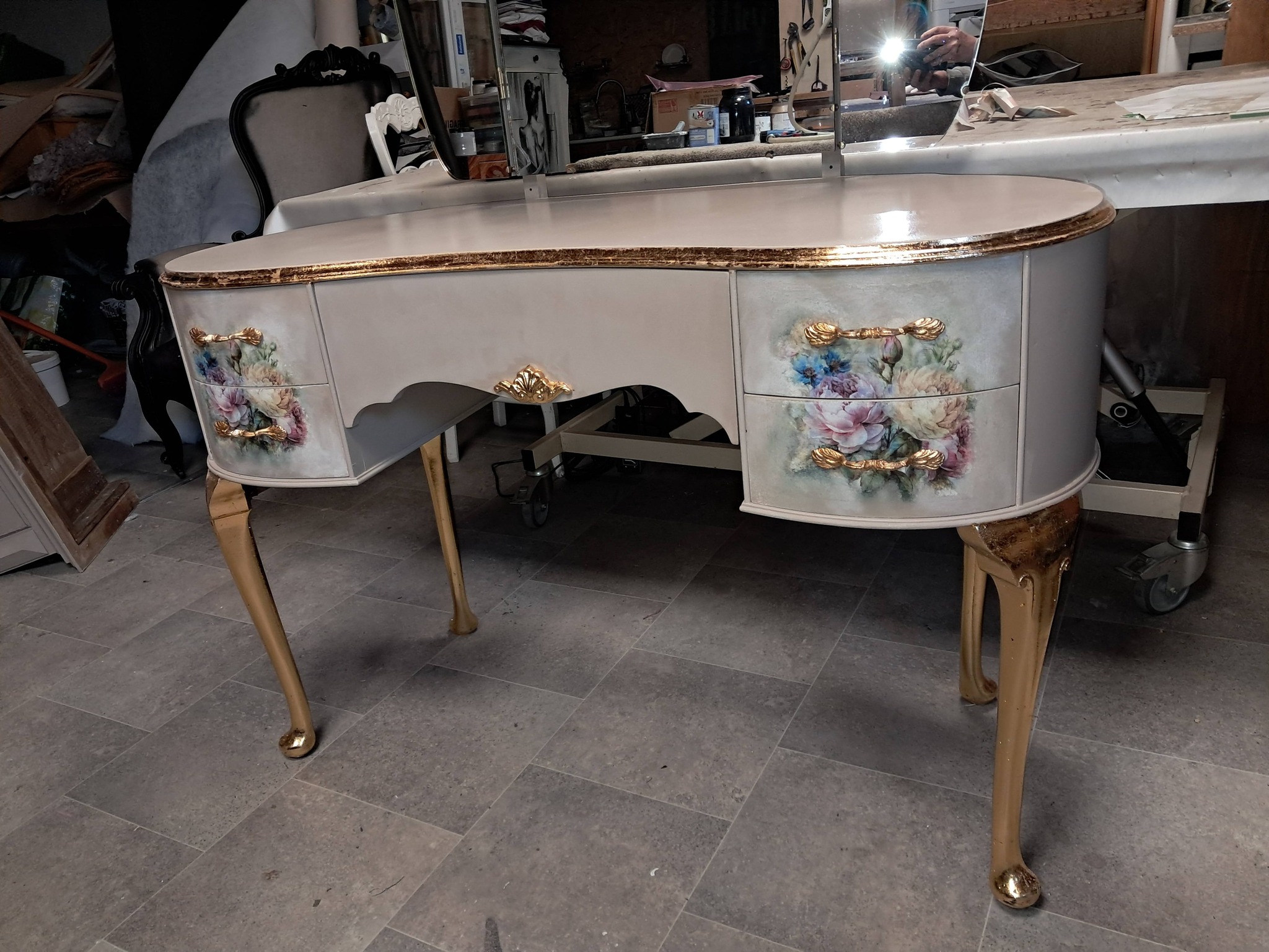 Coiffeuse vintage restaurée avec dorures et fleurs pastel dans l’atelier celadeco à Toulouse