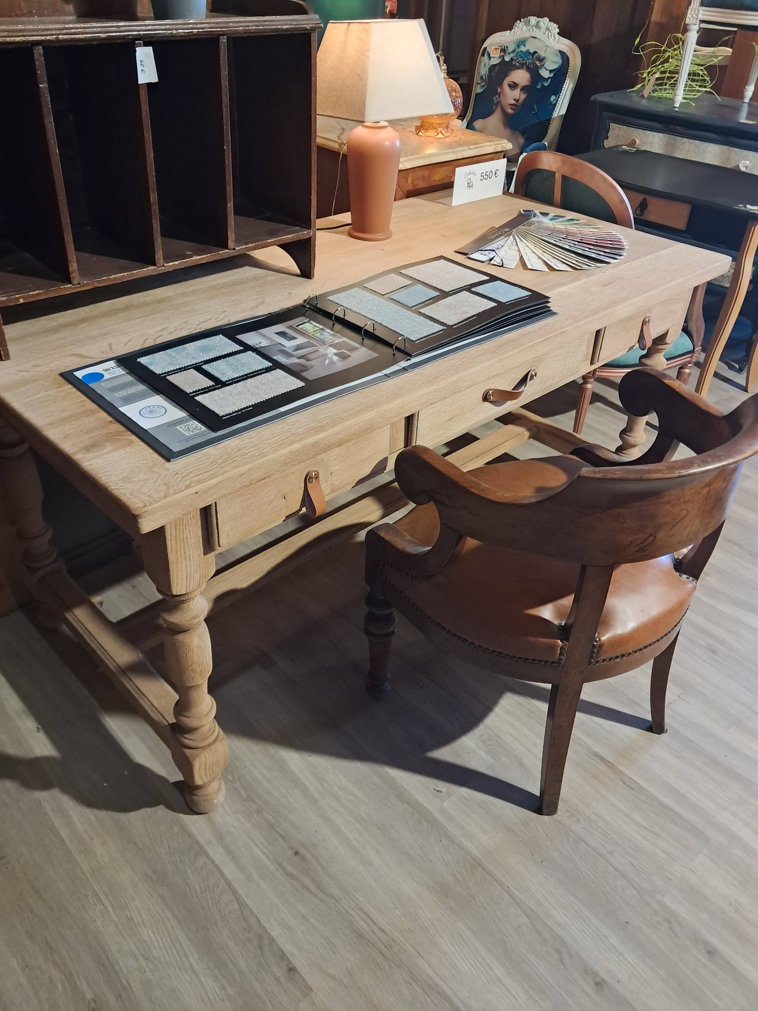 bureau rétro en bois clair avec nuancier de tissus chez celadeco, atelier tapissier à toulouse